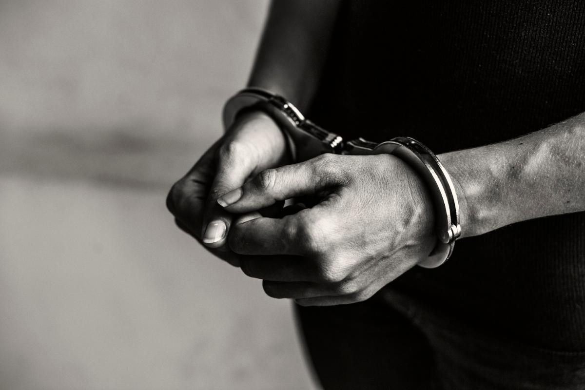 4 Tips to Turn Yourself in on an Arrest Warrant